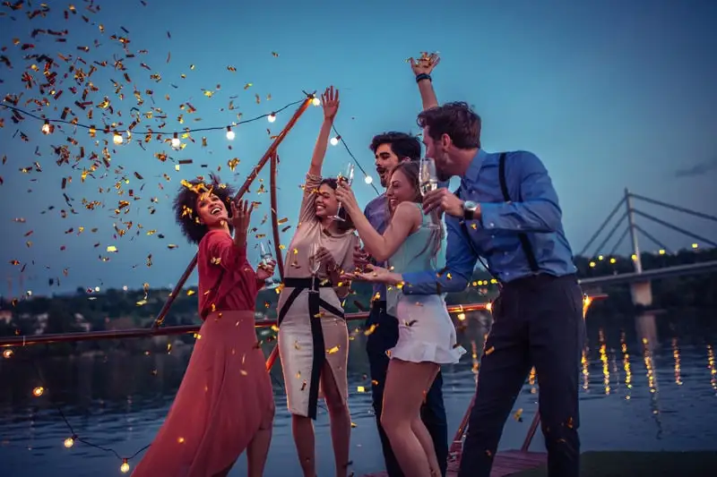 Personas celebrando un evento especial